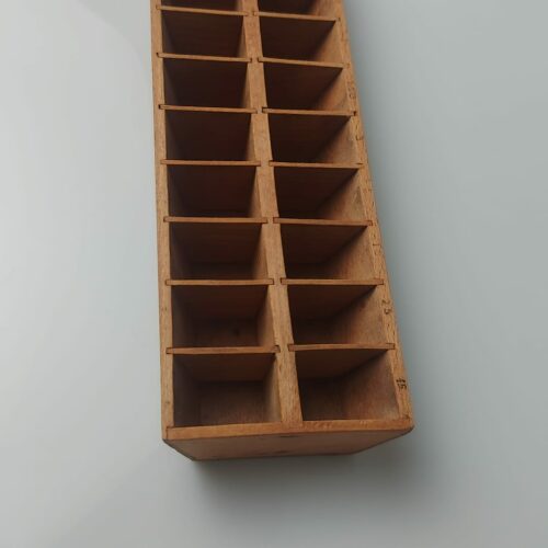 Caja de madera antigua para sellos