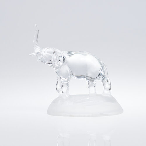 Elefante de cristal sobre base