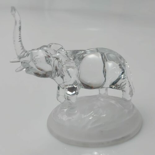 Elefante de cristal sobre base