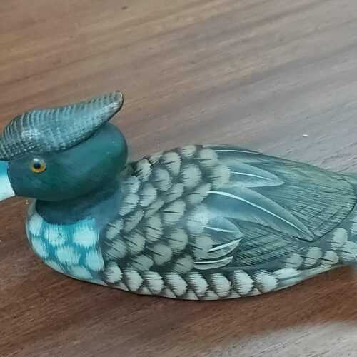 Pato de madera tallado y pintado a mano