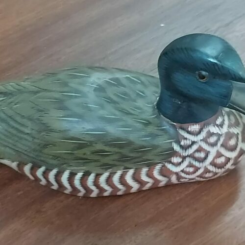 Pato de madera tallado y pintado a mano