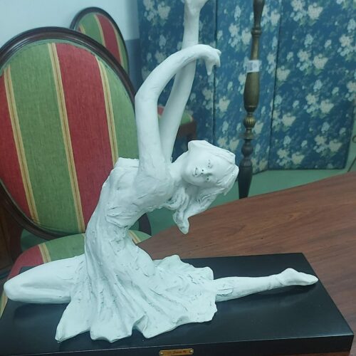 Figura de bailarina en barbotina sobre peana de madera.