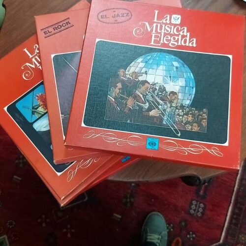 Caja con 4 lp y un libro colección la música elegida