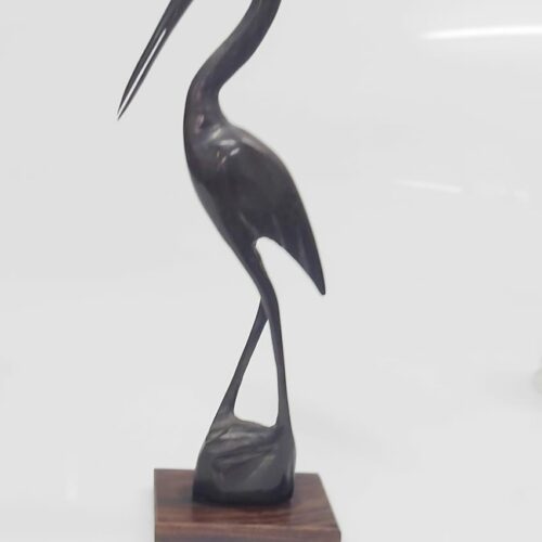 Escultura de una garza de cuerno tallado