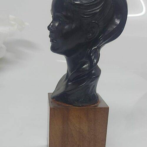 Busto mujer en peana de madera