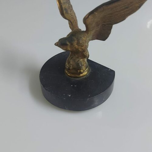 Águila en bronce sobre base de mármol