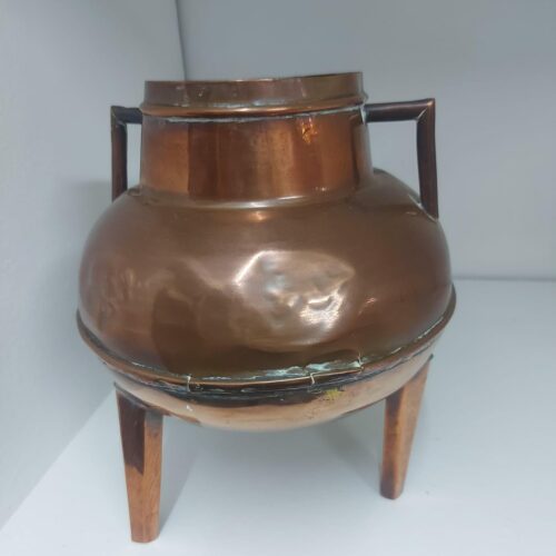 Pote, olla o caldero de cobre antiguo.